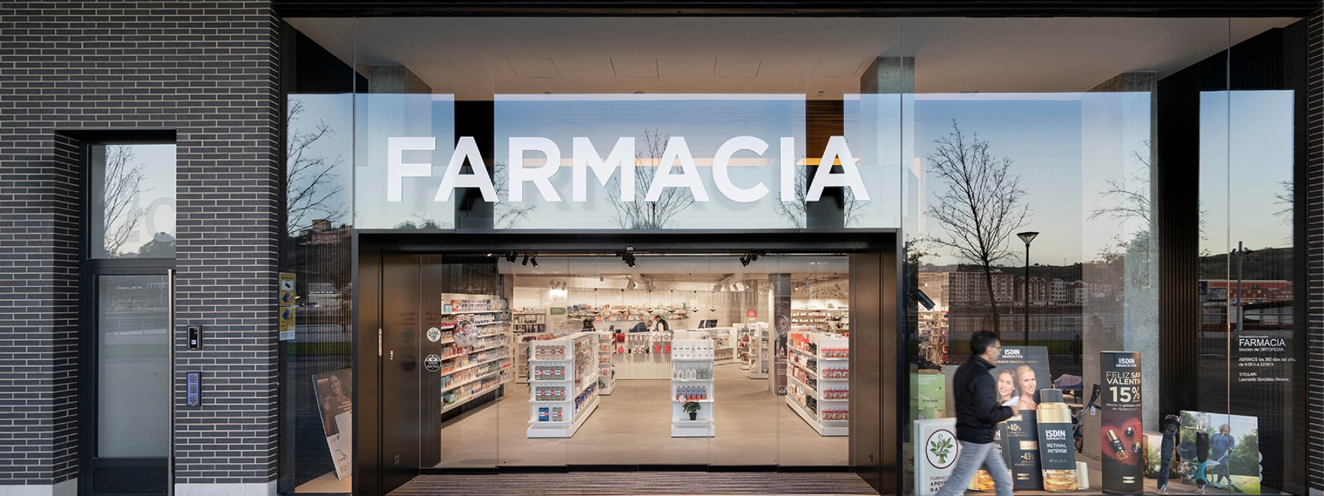 Fachada de la Farmacia 365 Barakaldo con diseño moderno y entrada luminosa, destacando por su accesibilidad y señalética clara.