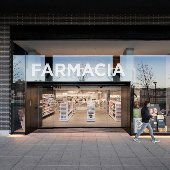  Fachada de la Farmacia 365 Barakaldo con diseño moderno y entrada luminosa, destacando por su accesibilidad y señalética clara.
