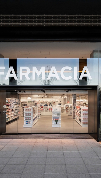Fachada de la Farmacia 365 Barakaldo con diseño moderno y entrada luminosa, destacando por su accesibilidad y señalética clara.