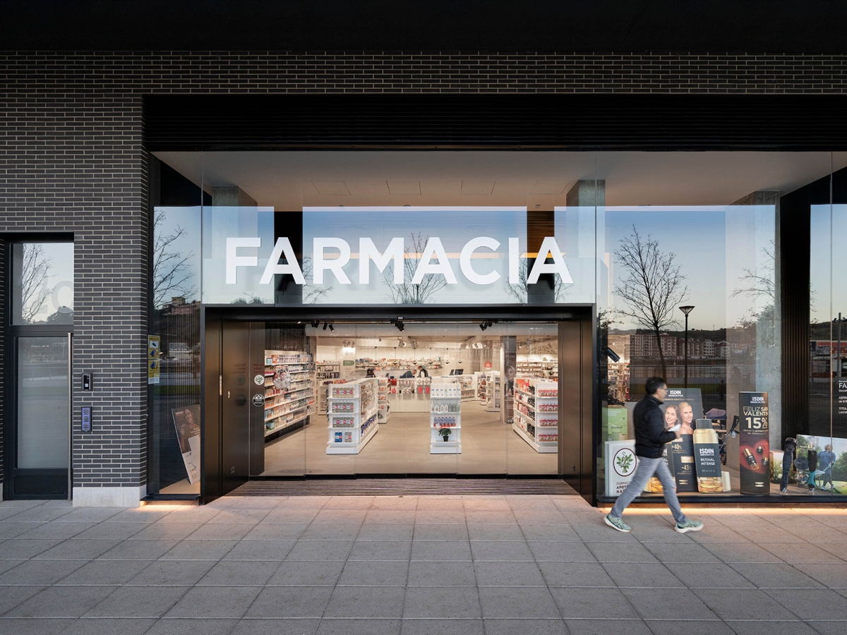 Fachada de la Farmacia 365 Barakaldo con diseño moderno y entrada luminosa, destacando por su accesibilidad y señalética clara.