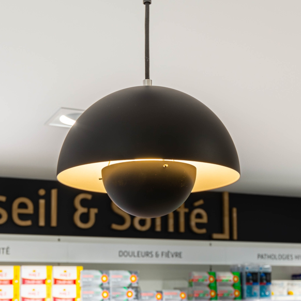 Pharmacie des Halles - Aménagement lustre comptoir 
