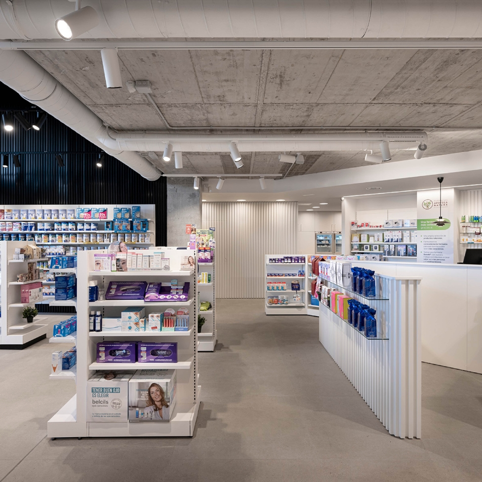  Zona de venta de la Farmacia 365 Barakaldo con estanterías organizadas, iluminación equilibrada y disposición optimizada para la experiencia del paciente.