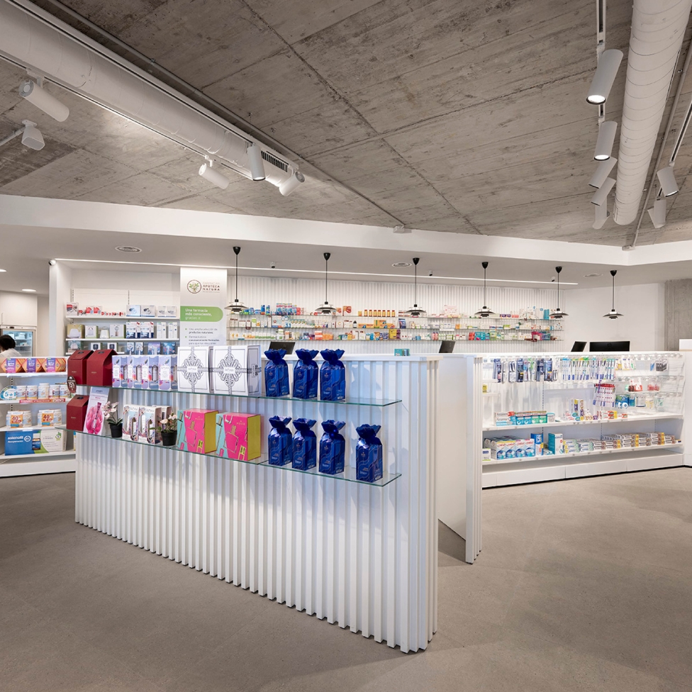  Zona de venta de la Farmacia 365 Barakaldo con estanterías organizadas, iluminación equilibrada y disposición optimizada para la experiencia del paciente.