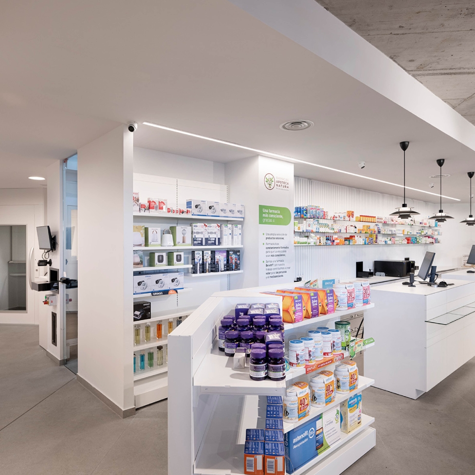 Mostrador de atención en la Farmacia 365 Barakaldo con un diseño ergonómico, integrado con un sistema de fila única y dispensación automatizada.