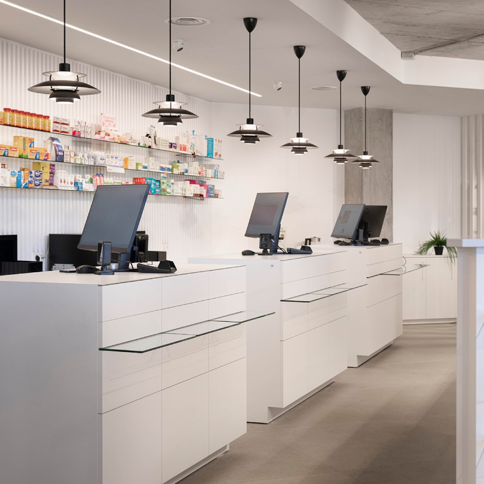 Mostrador de atención en la Farmacia 365 Barakaldo con un diseño ergonómico, integrado con un sistema de fila única y dispensación automatizada.