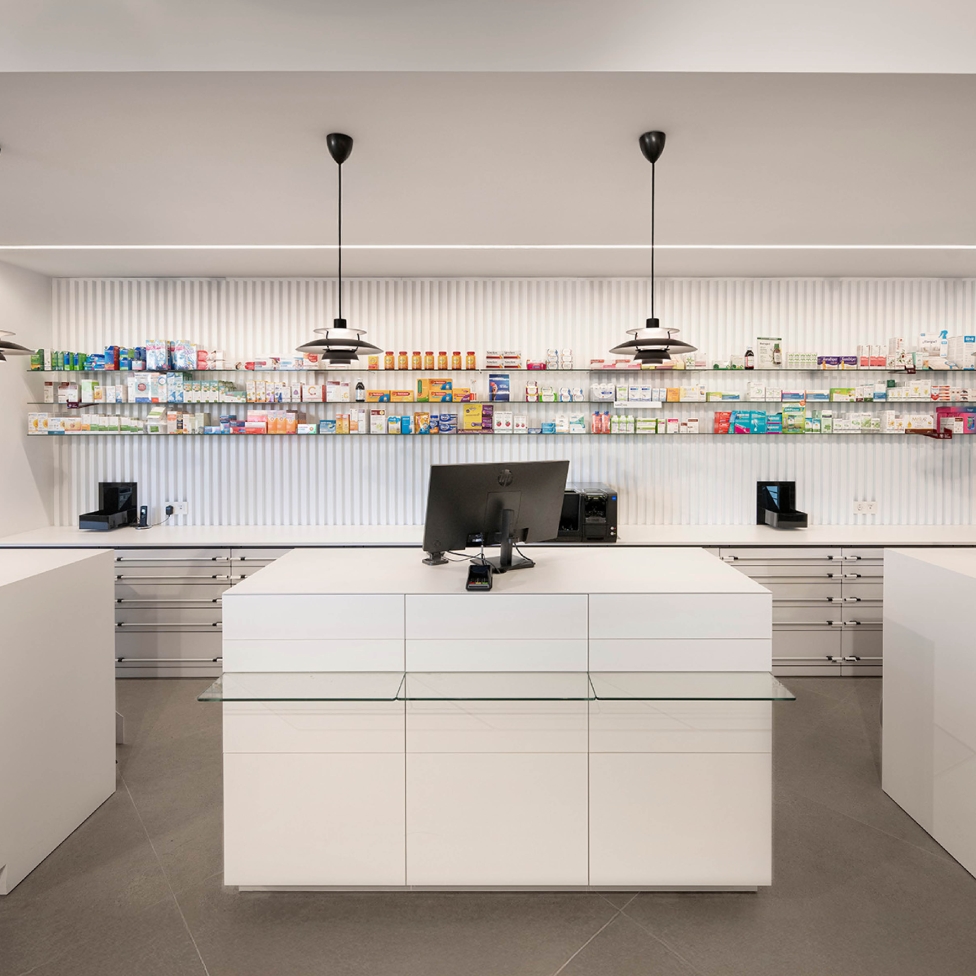 Mostrador de atención en la Farmacia 365 Barakaldo con un diseño ergonómico, integrado con un sistema de fila única y dispensación automatizada.