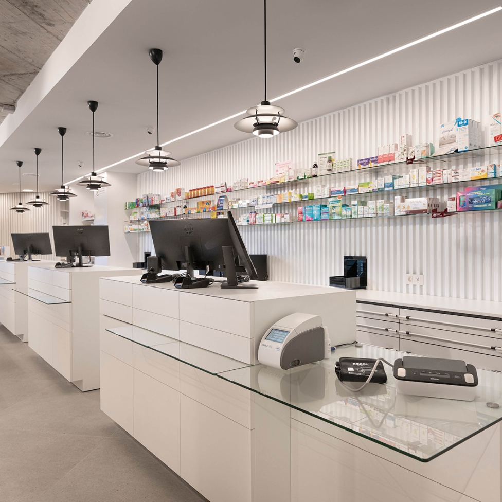 Mostrador de atención en la Farmacia 365 Barakaldo con un diseño ergonómico, integrado con un sistema de fila única y dispensación automatizada.