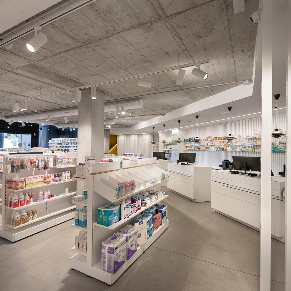 Zona de venta de la Farmacia 365 Barakaldo con estanterías organizadas, iluminación equilibrada y disposición optimizada para la experiencia del paciente.
