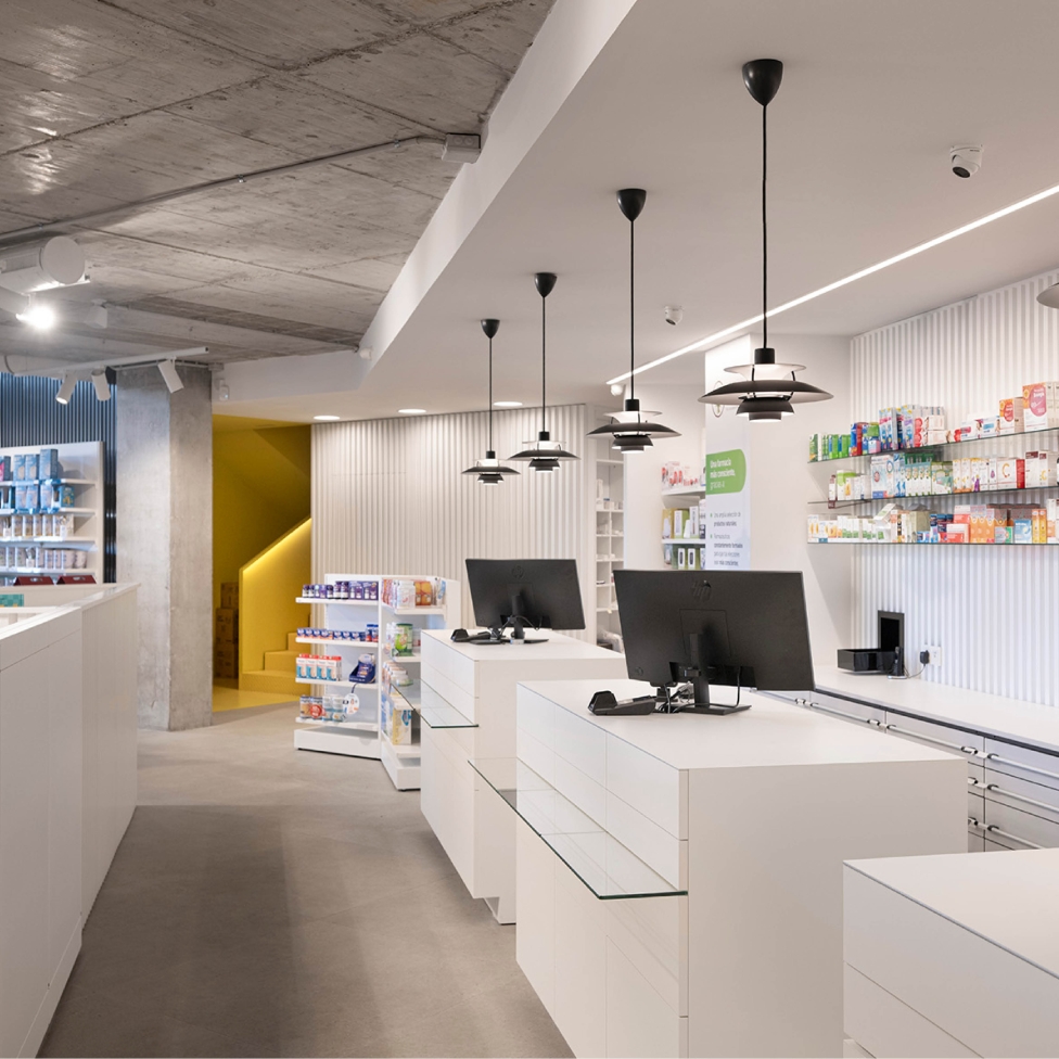 Mostrador de atención en la Farmacia 365 Barakaldo con un diseño ergonómico, integrado con un sistema de fila única y dispensación automatizada.