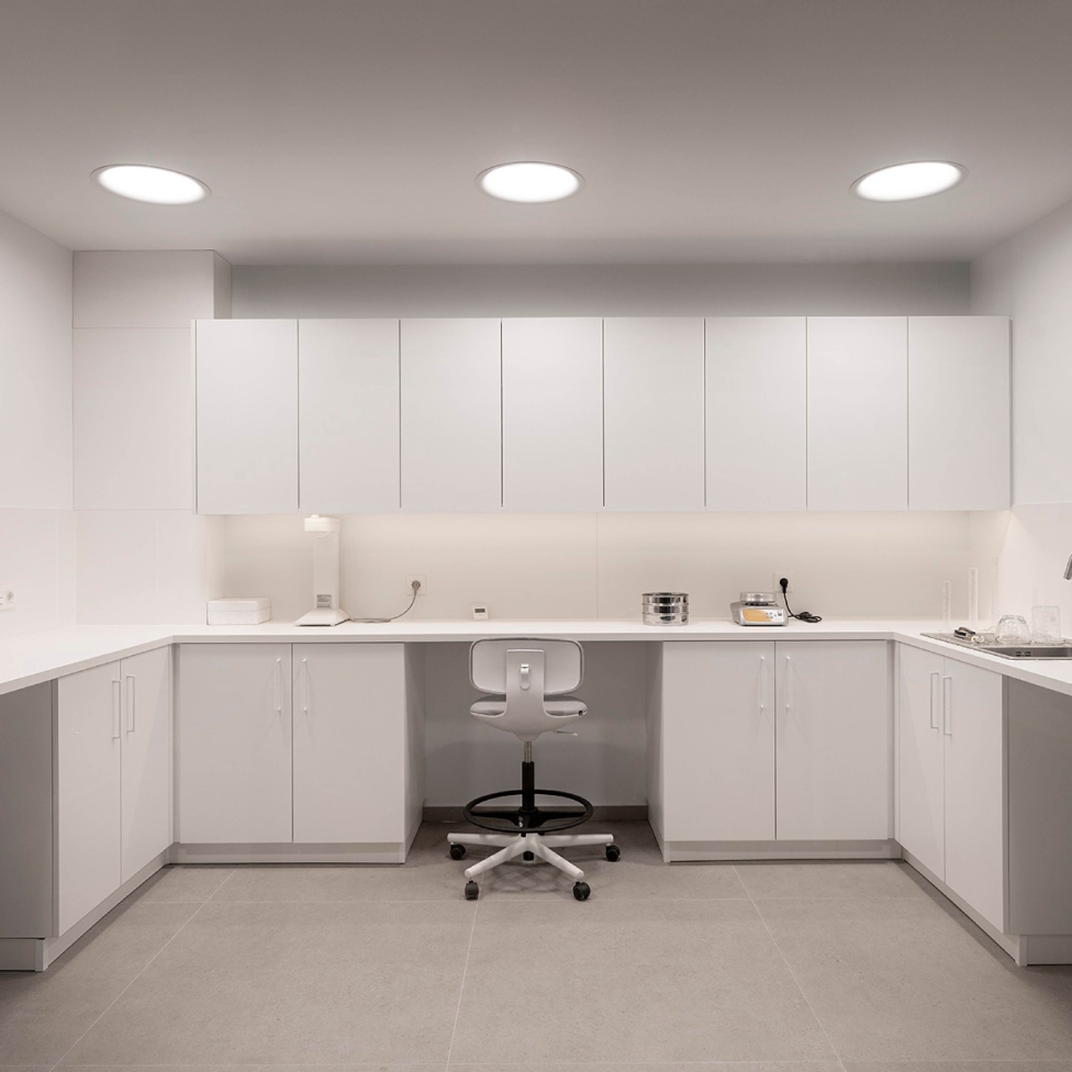 Zona de descanso del equipo en la Farmacia 365 Barakaldo, diseñada para el confort del personal con mobiliario funcional y ambiente relajante.