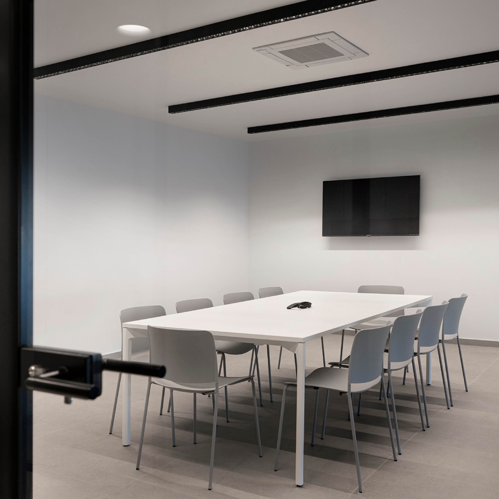Zona de descanso del equipo en la Farmacia 365 Barakaldo, diseñada para el confort del personal con mobiliario funcional y ambiente relajante.