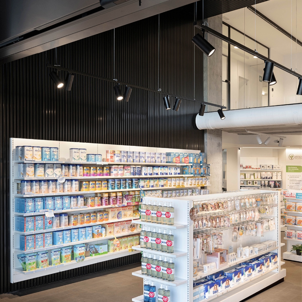  Zona de venta de la Farmacia 365 Barakaldo con estanterías organizadas, iluminación equilibrada y disposición optimizada para la experiencia del paciente.