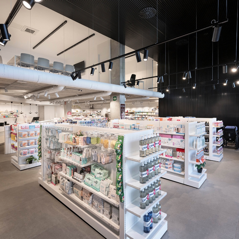  Zona de venta de la Farmacia 365 Barakaldo con estanterías organizadas, iluminación equilibrada y disposición optimizada para la experiencia del paciente.