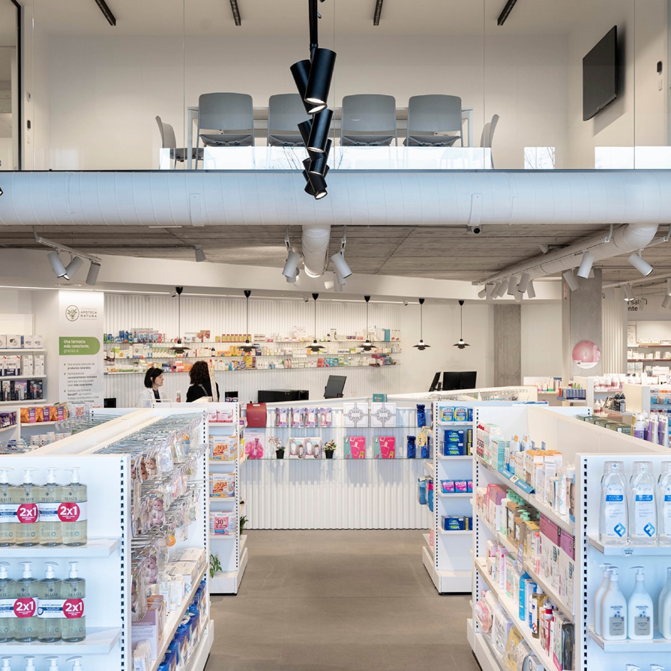  Zona de venta de la Farmacia 365 Barakaldo con estanterías organizadas, iluminación equilibrada y disposición optimizada para la experiencia del paciente.