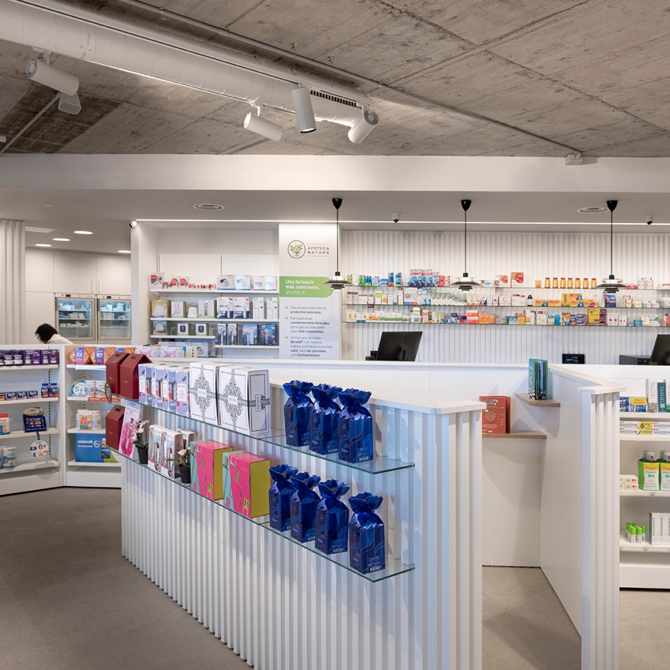  Zona de venta de la Farmacia 365 Barakaldo con estanterías organizadas, iluminación equilibrada y disposición optimizada para la experiencia del paciente.