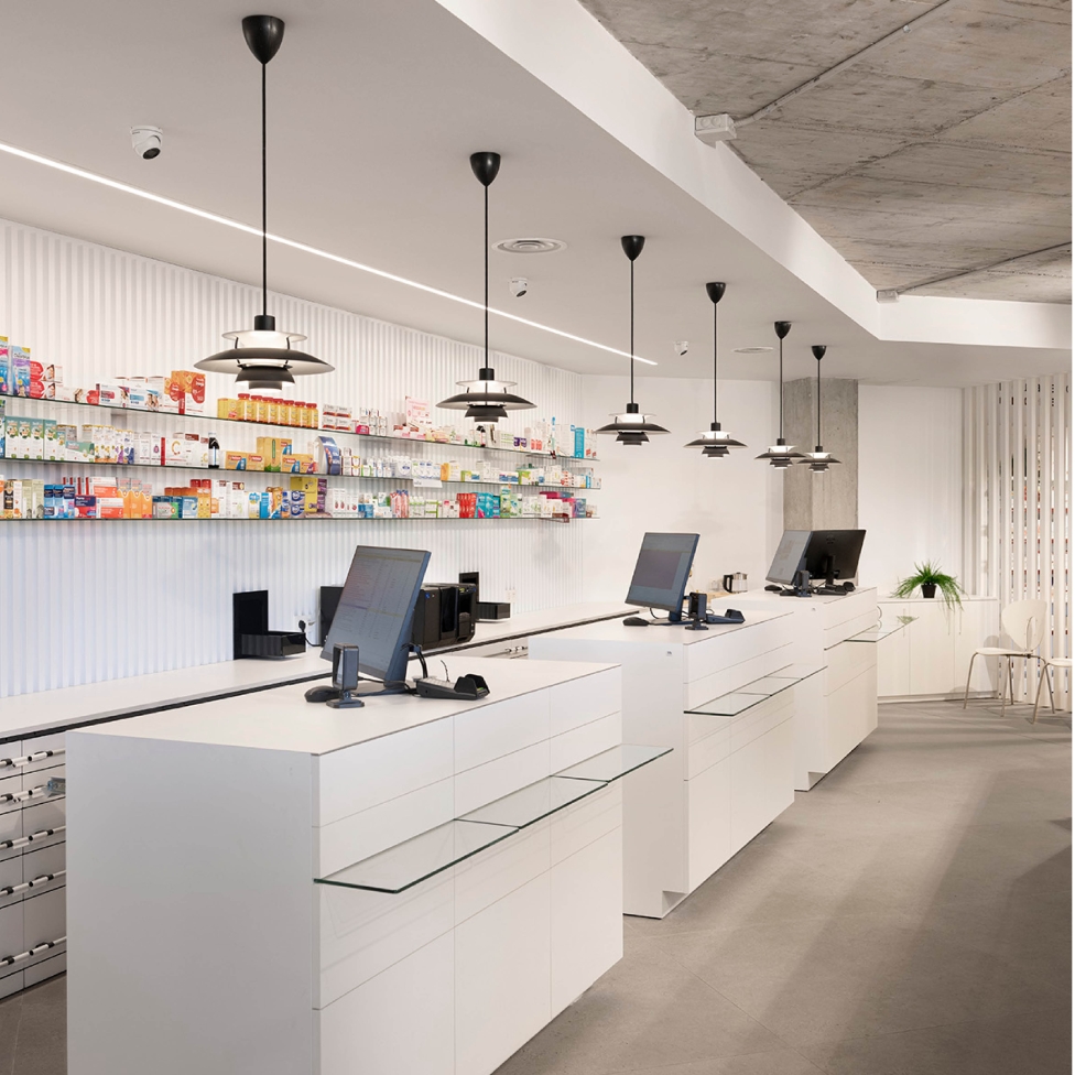 Mostrador de atención en la Farmacia 365 Barakaldo con un diseño ergonómico, integrado con un sistema de fila única y dispensación automatizada.