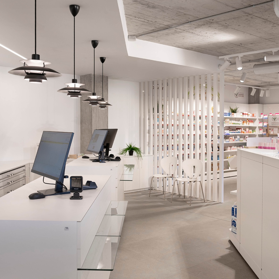 Mostrador de atención en la Farmacia 365 Barakaldo con un diseño ergonómico, integrado con un sistema de fila única y dispensación automatizada.