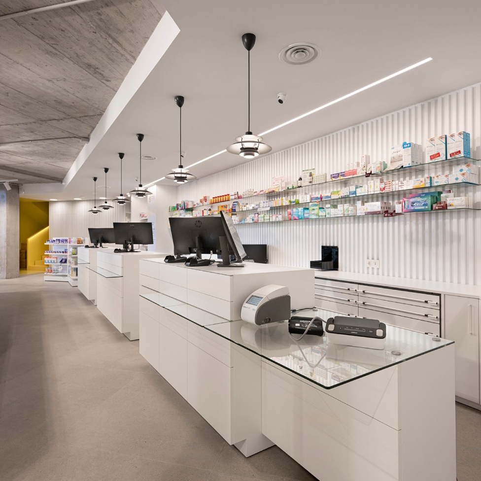 Mostrador de atención en la Farmacia 365 Barakaldo con un diseño ergonómico, integrado con un sistema de fila única y dispensación automatizada.