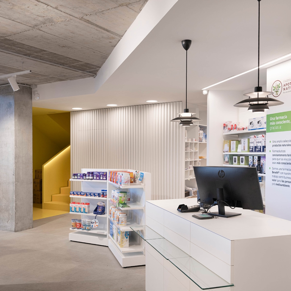 Mostrador de atención en la Farmacia 365 Barakaldo con un diseño ergonómico, integrado con un sistema de fila única y dispensación automatizada.
