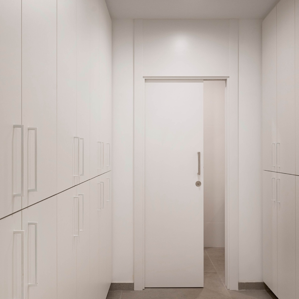 Zona de descanso del equipo en la Farmacia 365 Barakaldo, diseñada para el confort del personal con mobiliario funcional y ambiente relajante.