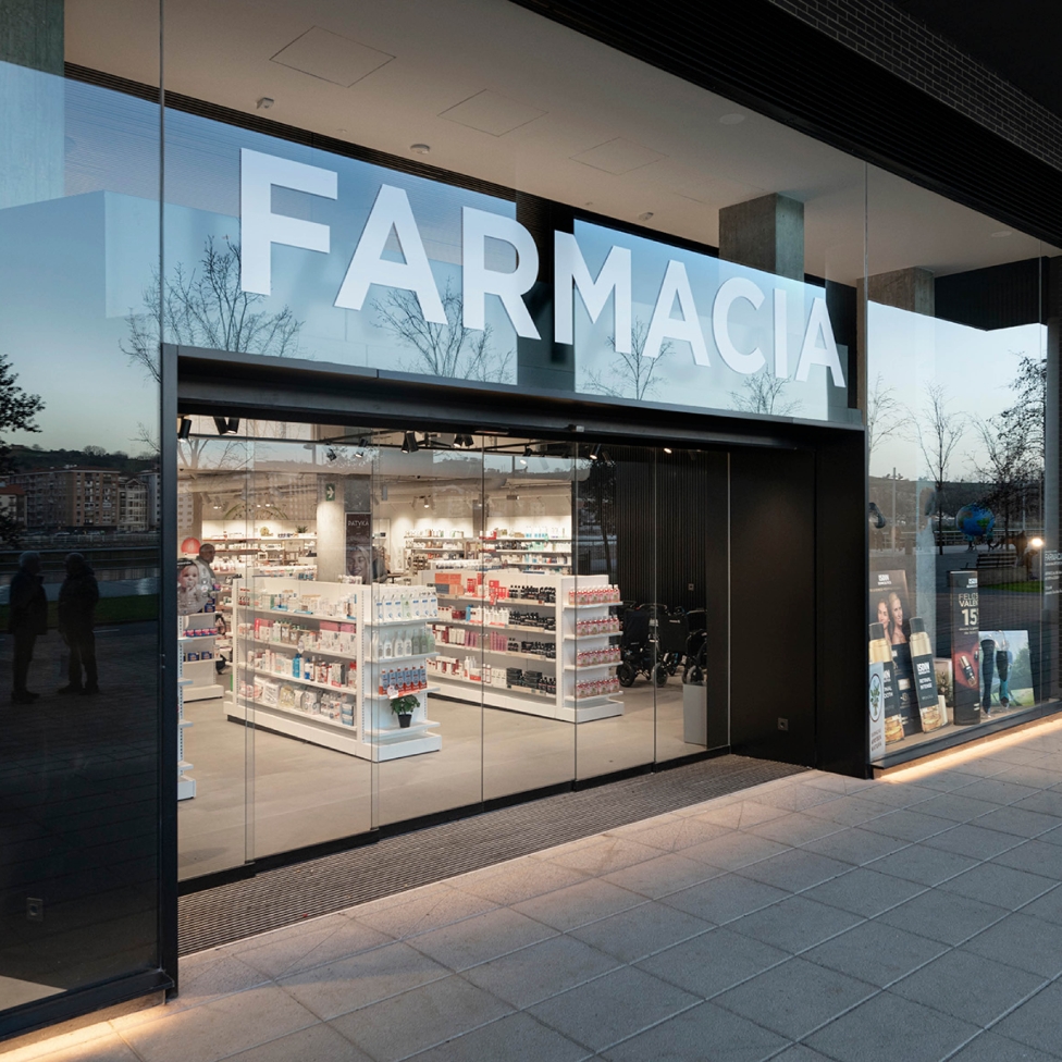  Fachada de la Farmacia 365 Barakaldo con diseño moderno y entrada luminosa, destacando por su accesibilidad y señalética clara.