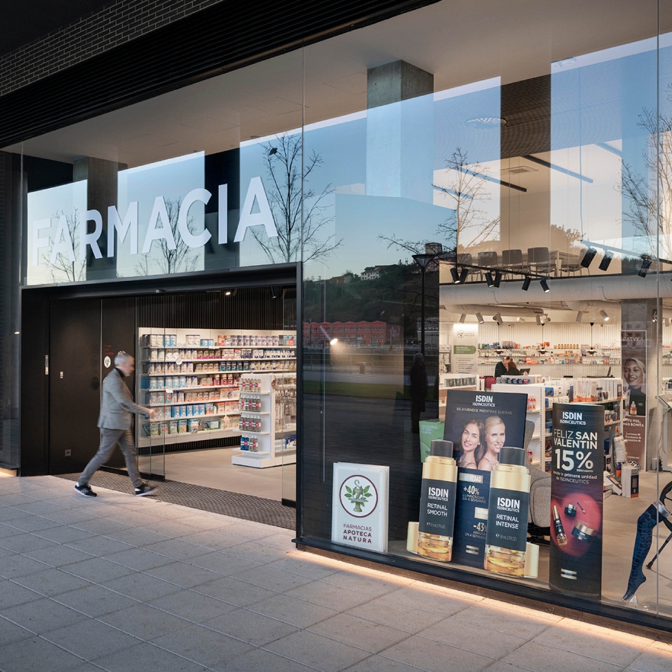  Fachada de la Farmacia 365 Barakaldo con diseño moderno y entrada luminosa, destacando por su accesibilidad y señalética clara.