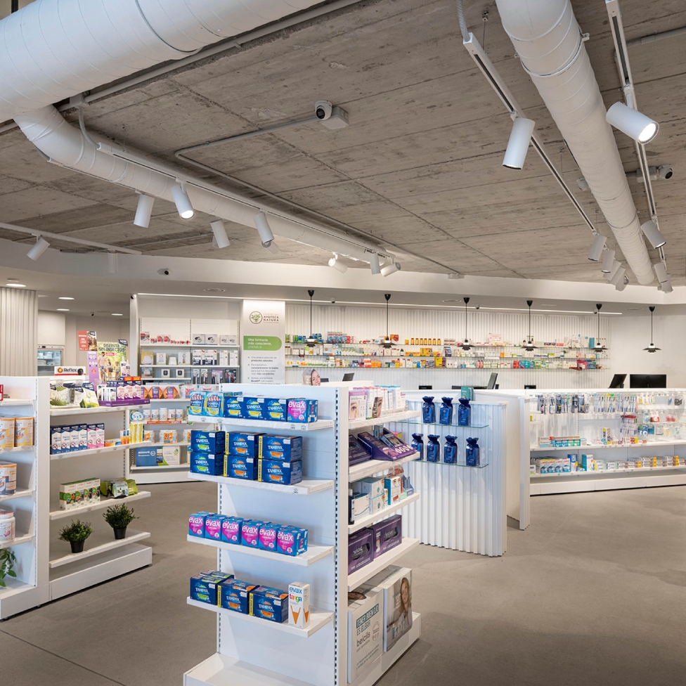  Zona de venta de la Farmacia 365 Barakaldo con estanterías organizadas, iluminación equilibrada y disposición optimizada para la experiencia del paciente.