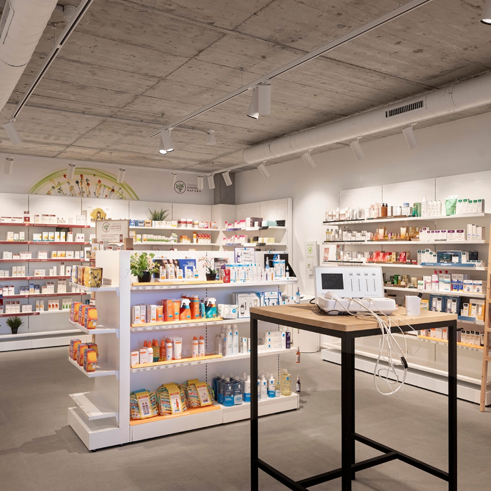  Zona de venta de la Farmacia 365 Barakaldo con estanterías organizadas, iluminación equilibrada y disposición optimizada para la experiencia del paciente.