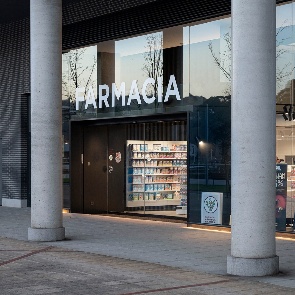  Fachada de la Farmacia 365 Barakaldo con diseño moderno y entrada luminosa, destacando por su accesibilidad y señalética clara.