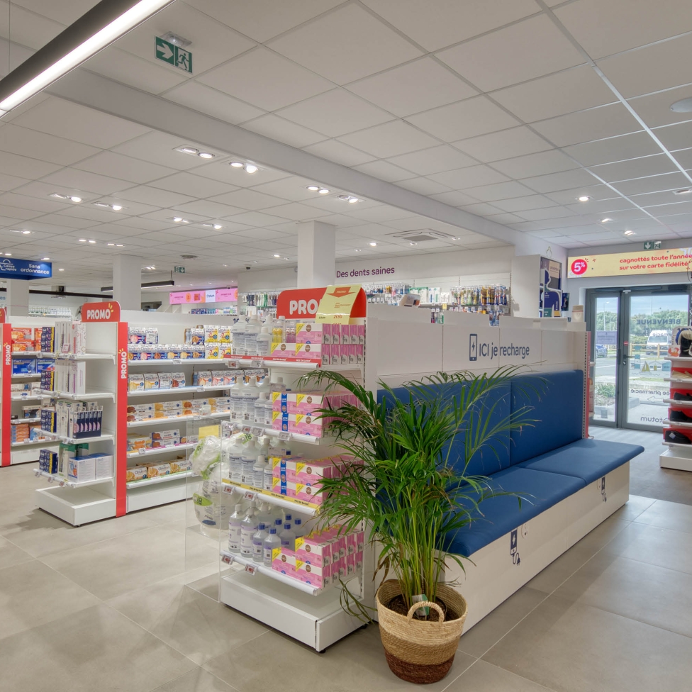 Pharmacie de Saint-Pierre front office espace attente 