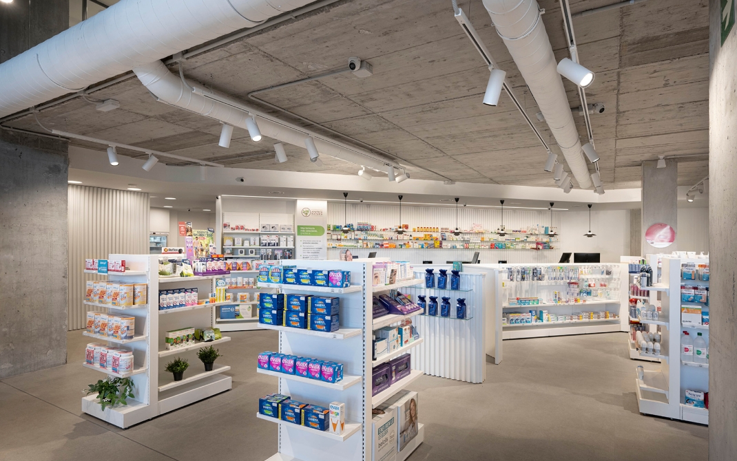 Zona de venta de la Farmacia 365 Barakaldo con estanterías organizadas, iluminación equilibrada y disposición optimizada para la experiencia del paciente.