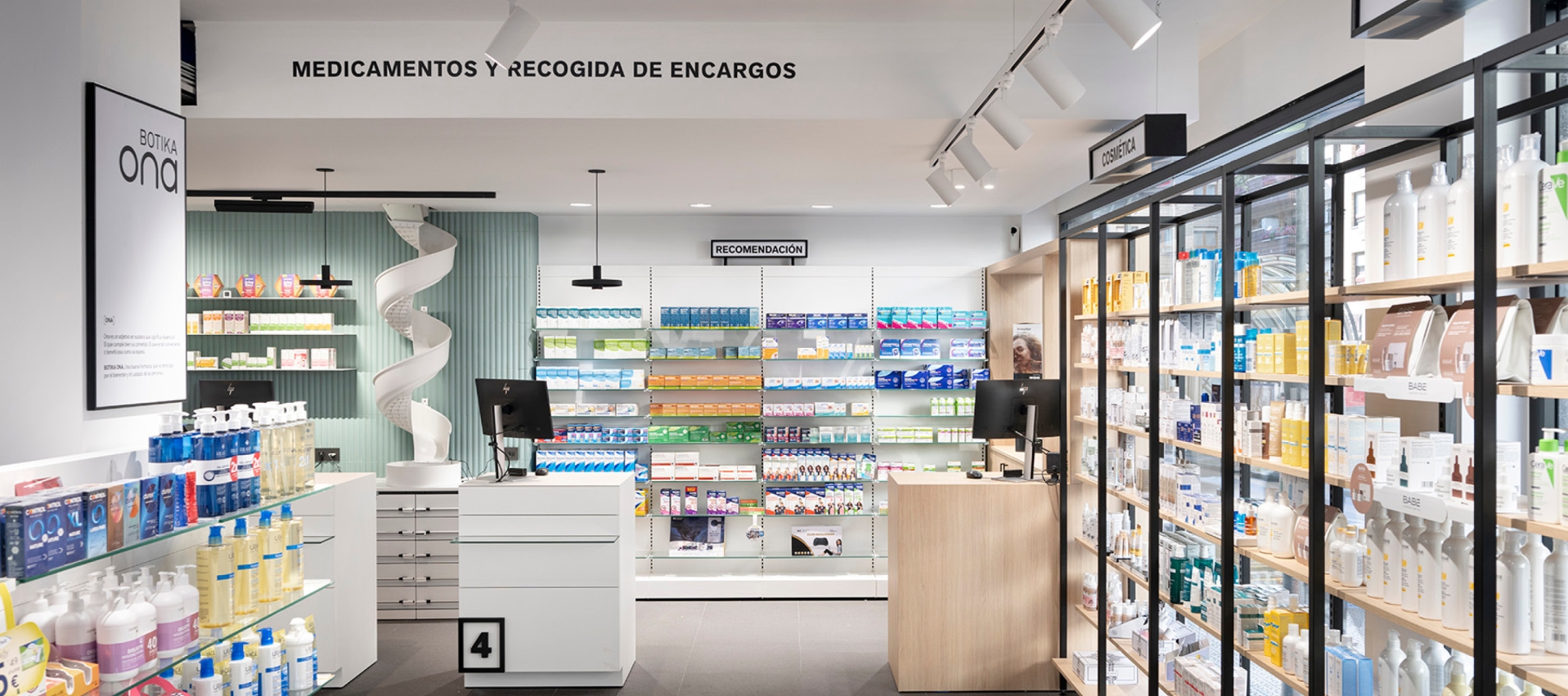Mobiliario a medida en la Farmacia ONA, diseñado para optimizar el espacio y mejorar la experiencia del cliente.