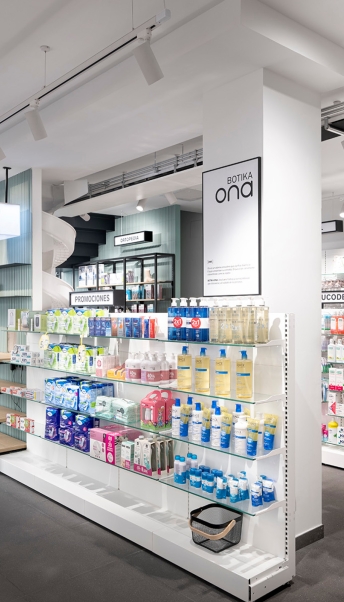 Mobiliario a medida en la Farmacia ONA, diseñado para optimizar el espacio y mejorar la experiencia del cliente.